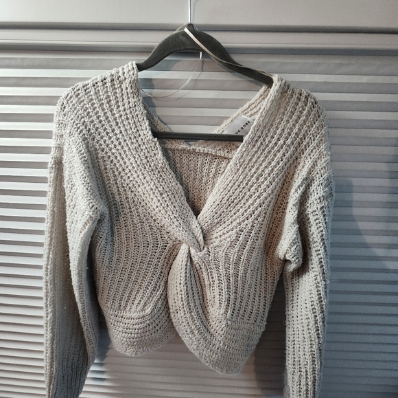 Cream sweater with cute twist back - Picture 2 of 2